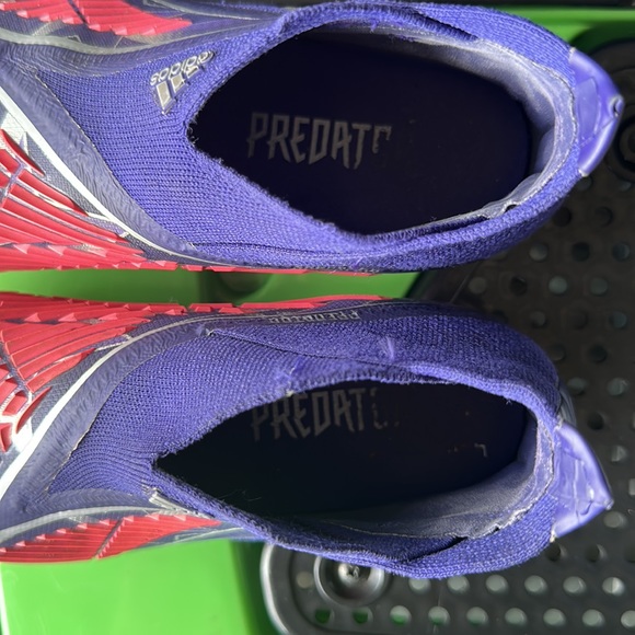 BOYS PREDATOR ADIDAS SOCCER CLEATS ….. GENTLY WORN …..EUC. $200 - Picture 4 of 8
